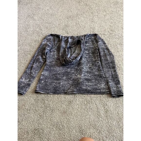 Lululemon hoodie, lightweight.‎ Pull over size 6. - Picture 3 of 5